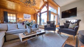 TV connectée, cheminée, lecteur de DVD, baby-foot