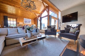 Una Smart TV, una chimenea, un reproductor de DVD, un futbolín