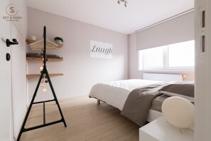 4 bedrooms, iron/ironing board, internet, bed sheets