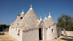 Un edificio de piedra con varios techos cónicos y una entrada central.