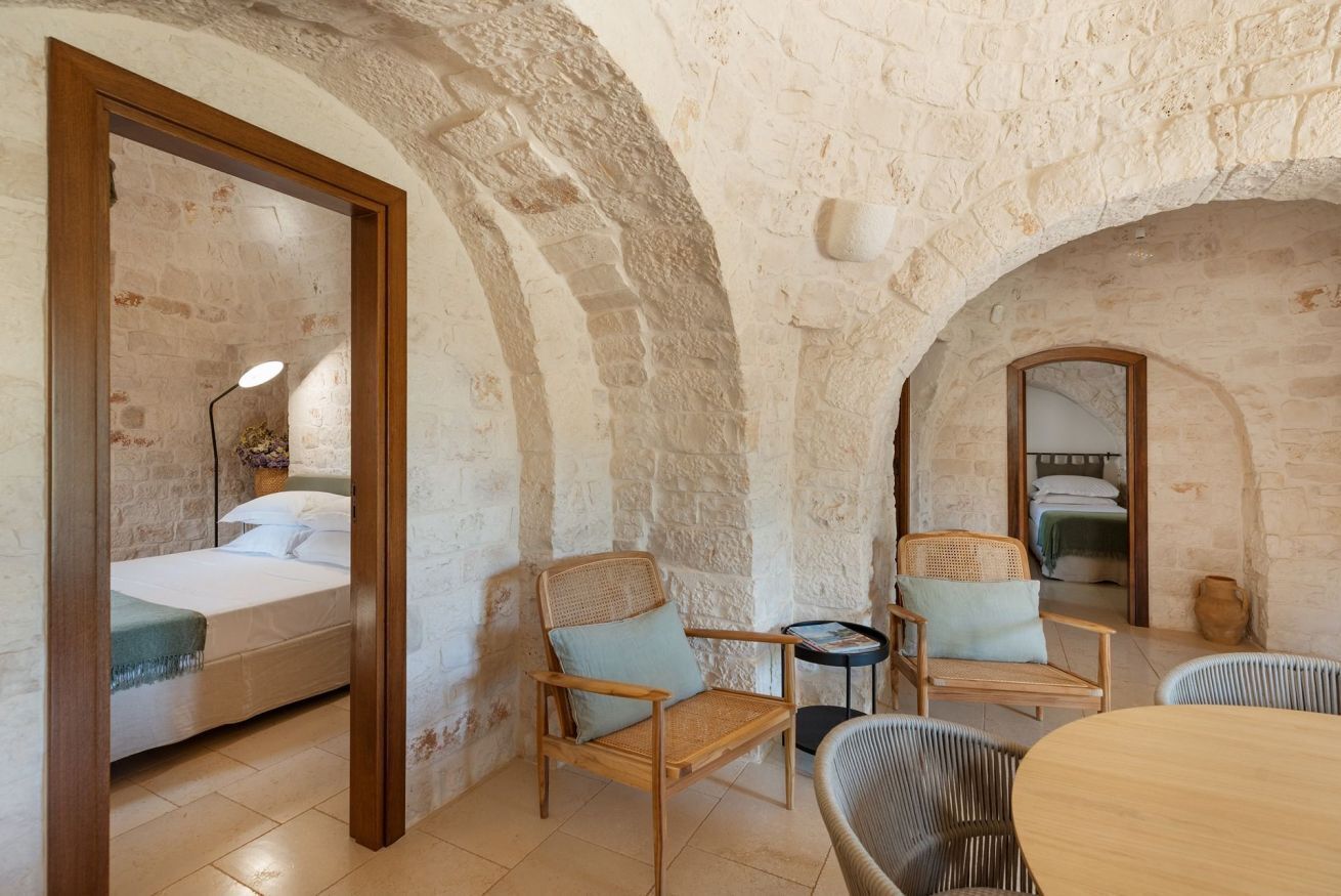 2 makuuhuonetta, tallelokero huoneessa, silitysrauta/-lauta