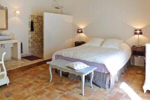 4 chambres, bureau, fer et planche à repasser, lit de bébé portatif