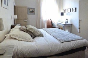 4 bedrooms, desk, iron/ironing board, travel cot