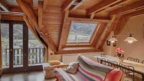 Televisión, chimenea, reproductor de DVD