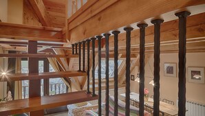 Una escalera de madera con vistas al exterior.