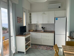 Frigorifero, microonde, piano cottura, macchina per tè/caffè