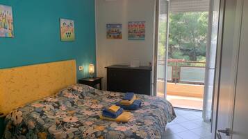 1 camera, ferro/asse da stiro, culla da viaggio, lenzuola