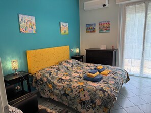 1 camera, ferro/asse da stiro, culla da viaggio, lenzuola