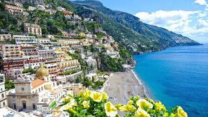 A coastal town with colorful buildings, a beach, and a mountainous backdrop. - Casa Leonilde 4, Emma Villas (Positano)