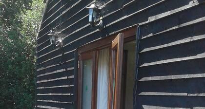 Ruhiger Rückzugsort, zwei Schlafzimmer, zwei Badezimmer (eins en-suite, ein Duschbad)