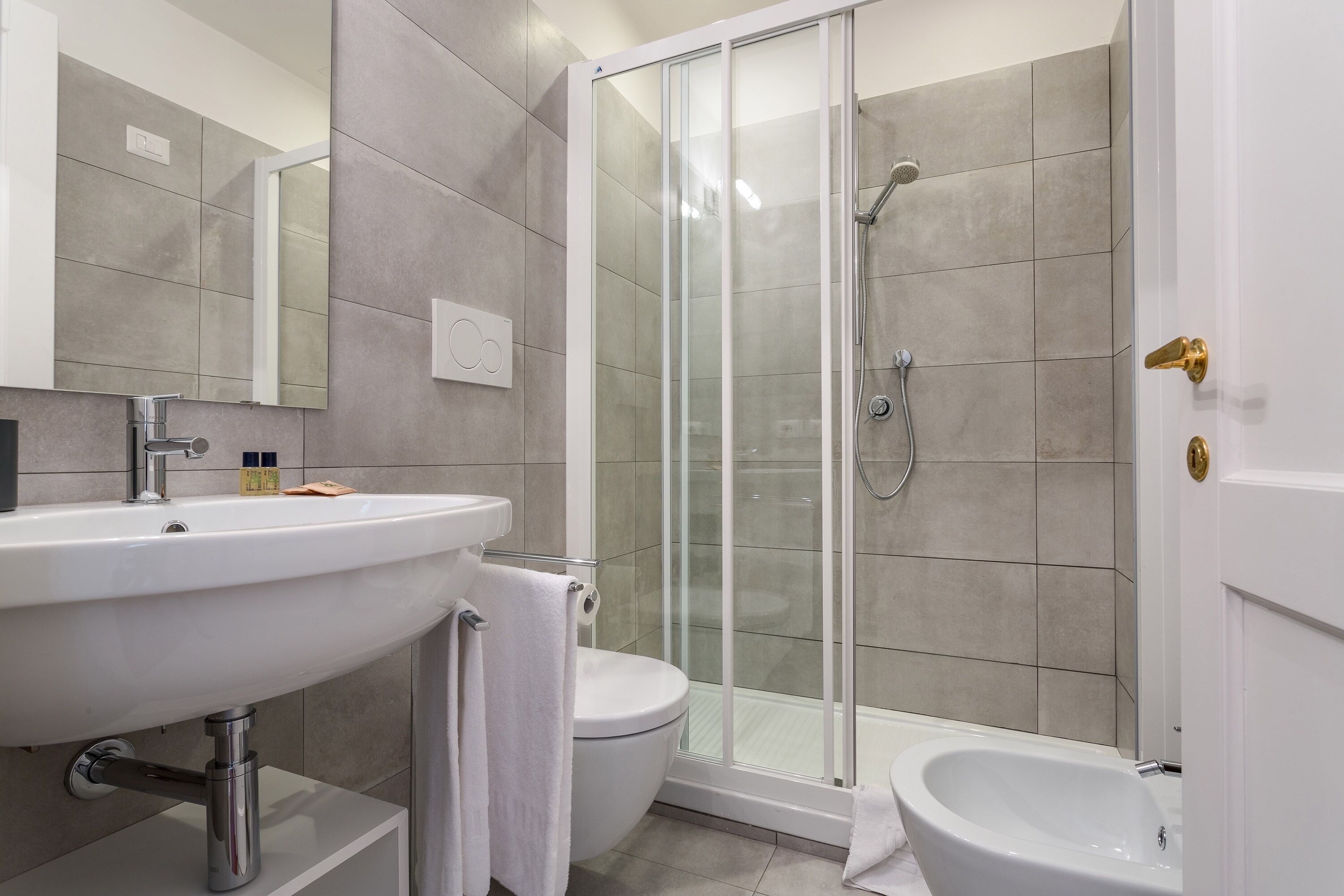 Tina, secadora de cabello, bidet, toallas 