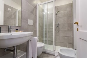 Bathtub, hair dryer, bidet, towels - Grotta Pinta 6 | Spacious and elegant in the heart of Rome (Roma)