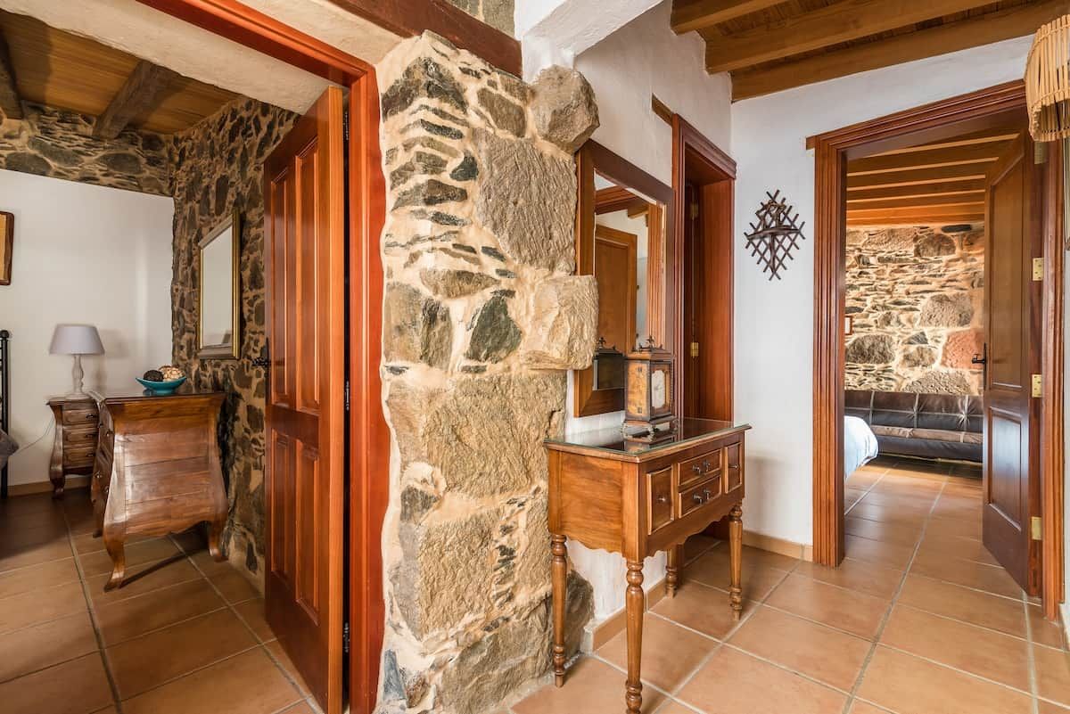 distribuidor de las 2 habitaciones y el baño completo en medio.