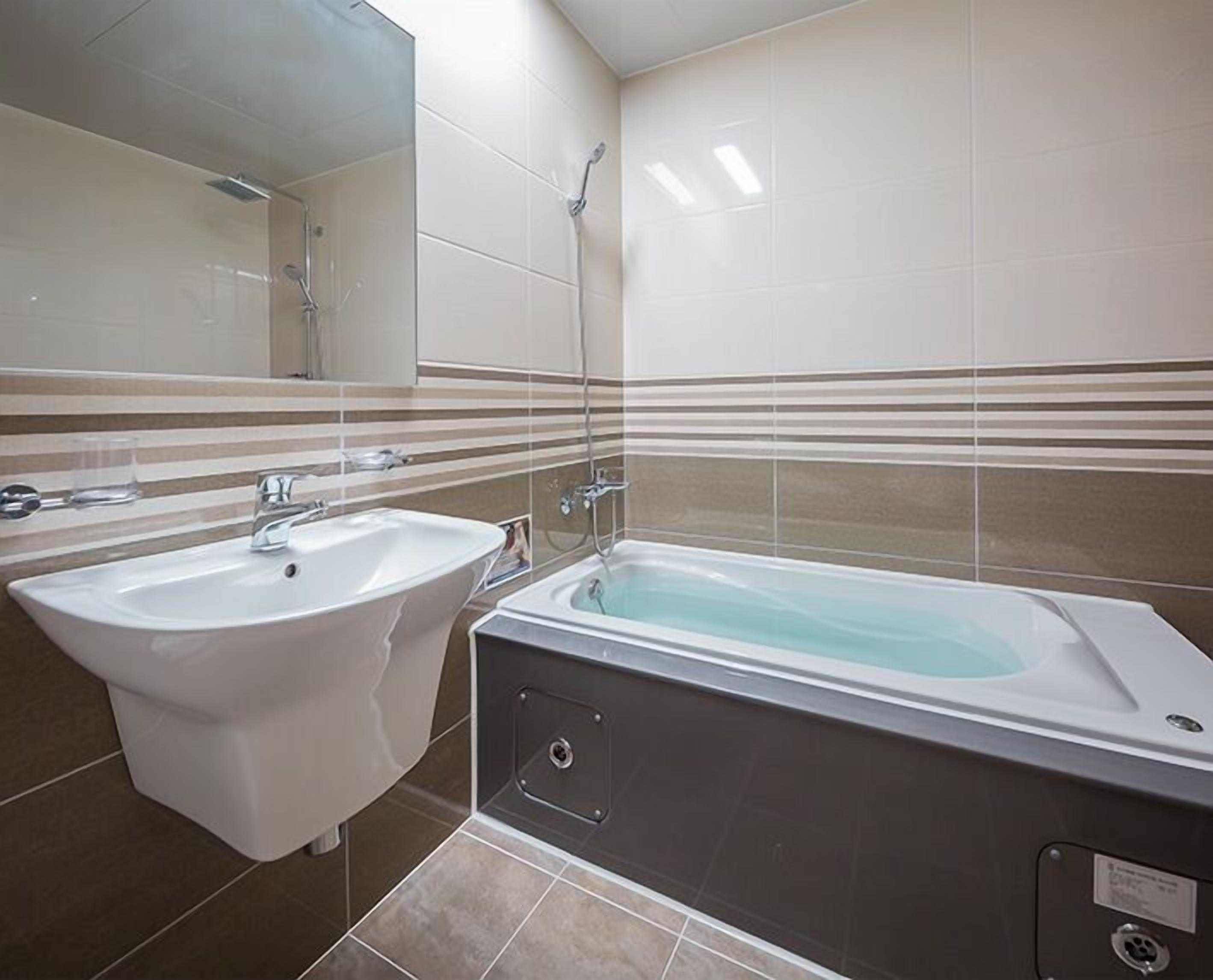 Ein Badezimmer mit Badewanne, Waschbecken und Dusche.