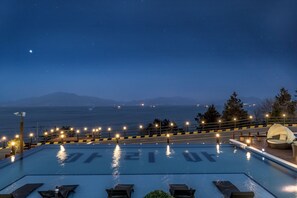 Seasonal outdoor pool, pool umbrellas, pool loungers - Aria Pension Resort (Yeosu)