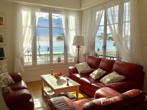 Smart TV, reproductor de DVD, libros y biblioteca musical 