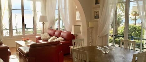 TV connectée, lecteur de DVD, livres, médiathèque