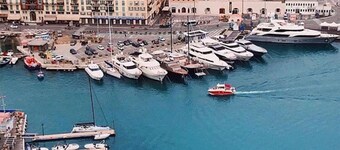 STUNNING BEACHFRONT APARTMENT ON PROMENADE,  ENDLESS SEAVIEWS, SUPERB LOCATION 
