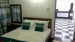 Literie de qualité supérieure, bureau, fer et planche à repasser