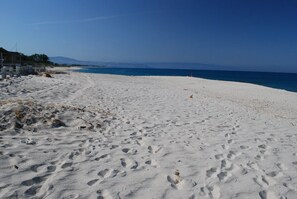 Beach nearby - Private gated Villa sleeps 12. Large pool & garden, AC ,WiFi close to the beach. (Isca Marina)
