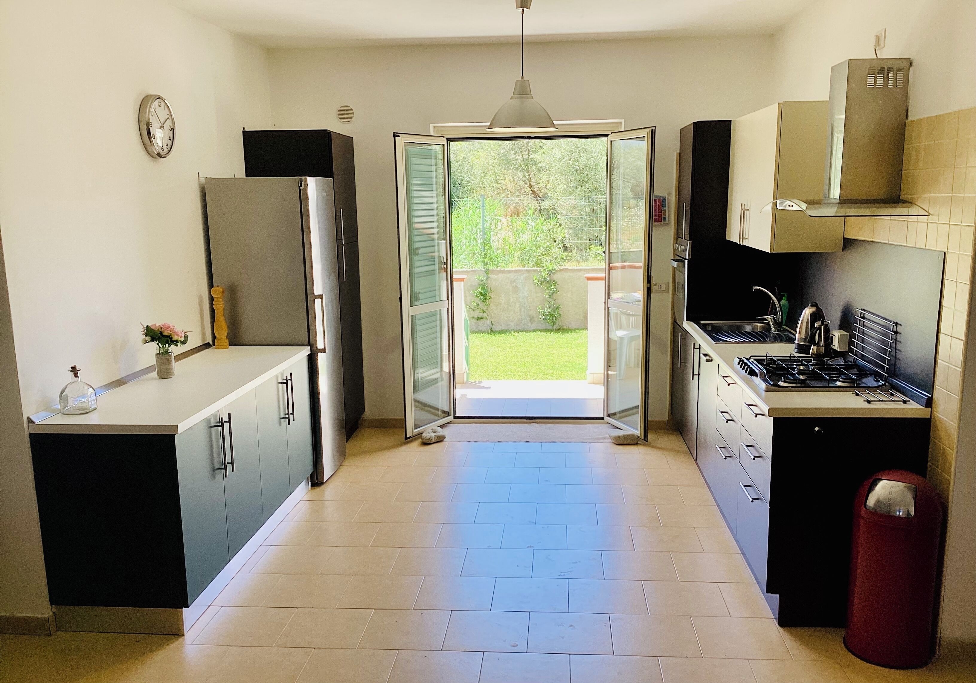 Frigorifero, forno, piano cottura, lavastoviglie