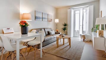 Una televisión, un reproductor de DVD, un reproductor estéreo