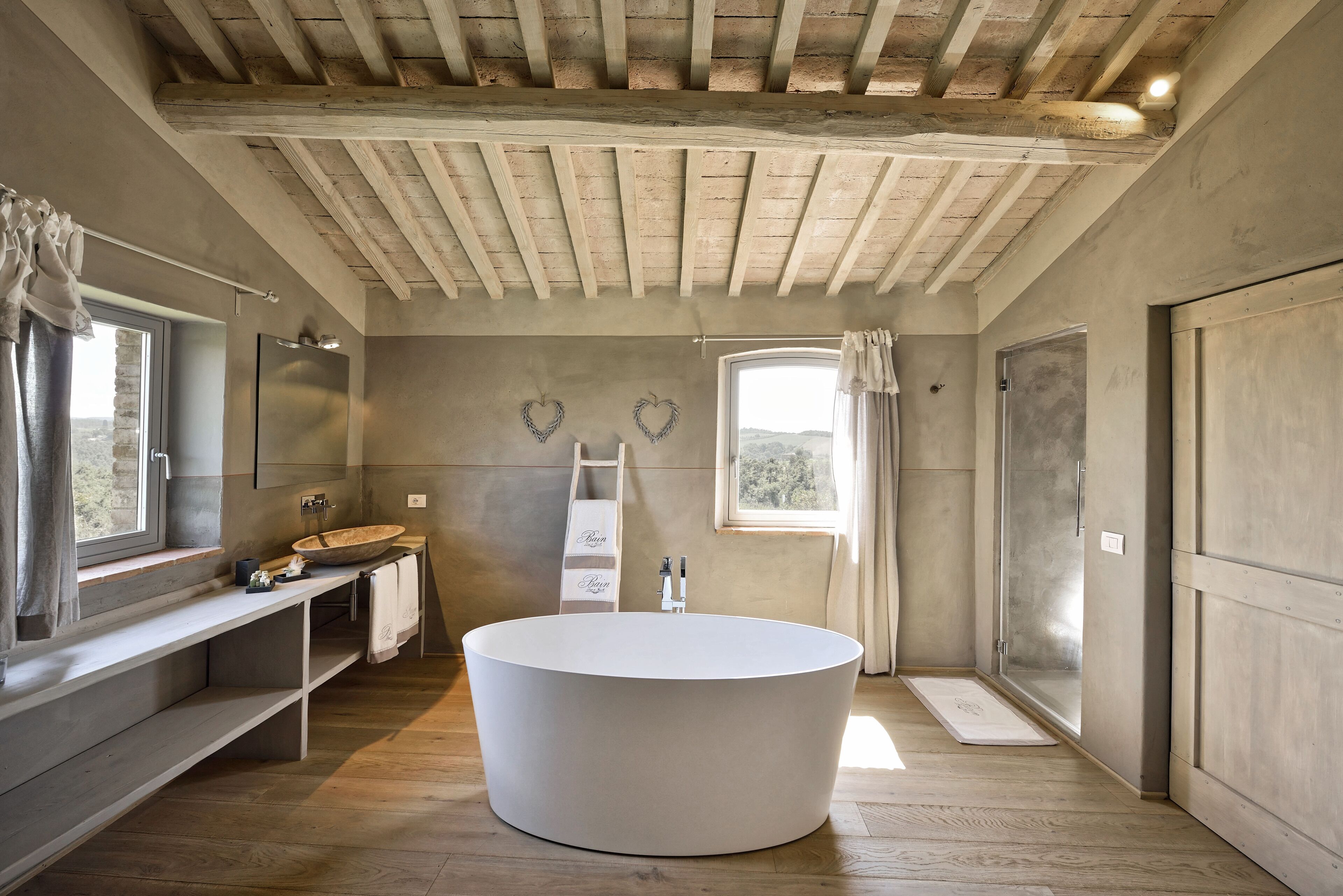 Baignoire, sèche-cheveux, bidet, serviettes fournies