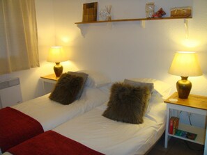4 habitaciones, tabla de planchar con plancha, wifi y ropa de cama