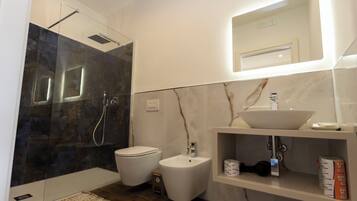 Doccia, asciugacapelli, bidet, asciugamani