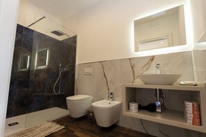 Douche, séchoir à cheveux, bidet, serviettes fournies