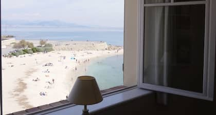 Luxueux appartement 2 chambres en front de mer avec balcon, WIFI, AC, pour 4 proche plage