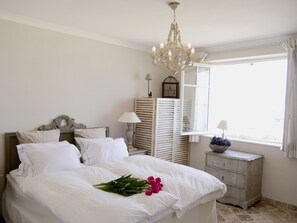 2 bedrooms, desk, iron/ironing board, travel crib - Luxurious seafront 2 bedrooms flat superb view, WIFI, AC, for 4 close to beach (Antibes)