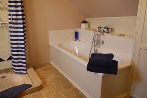 Ensemble douche/baignoire, sèche-cheveux, serviettes fournies, savon