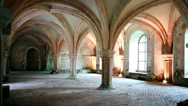 An interior with arched ceilings and columns, featuring a brick floor and large windows allowing natural light. - Cottage and private garden - rural bliss for two (or 4 with mezzanine) (Corsaint)