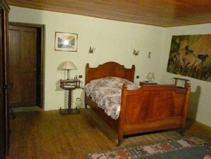 4 bedrooms, desk, iron/ironing board, free WiFi