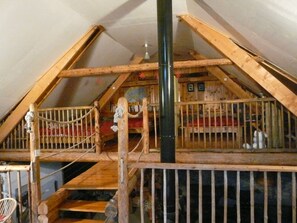 4 bedrooms, desk, iron/ironing board, free WiFi