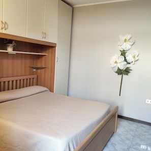 1 Schlafzimmer, Schreibtisch, Bügeleisen/Bügelbrett, Reisekinderbett