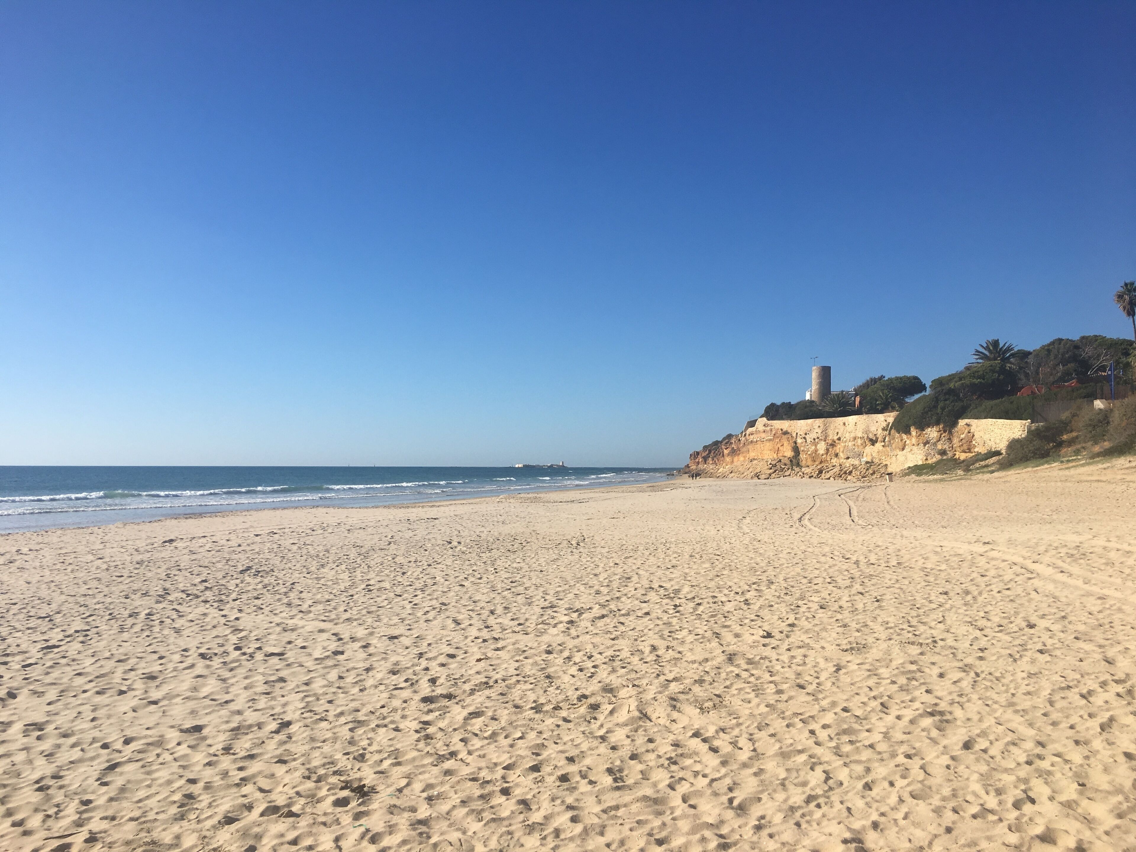 Chaises longues, serviettes de plage