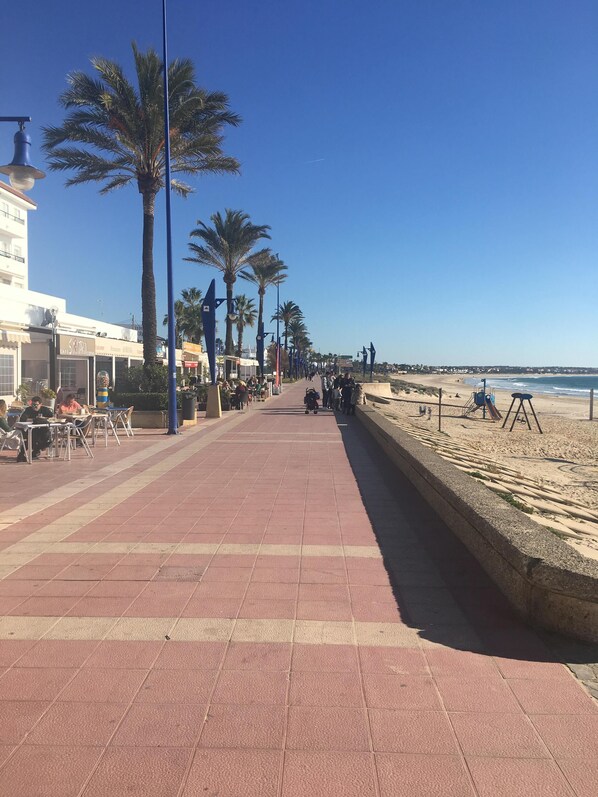 沙滩椅、沙滩毛巾