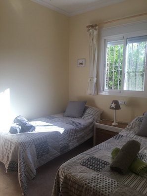 3 habitaciones, tabla de planchar con plancha y cuna de viaje 