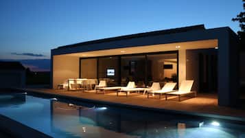 Een buitenzwembad en een verwarmd zwembad