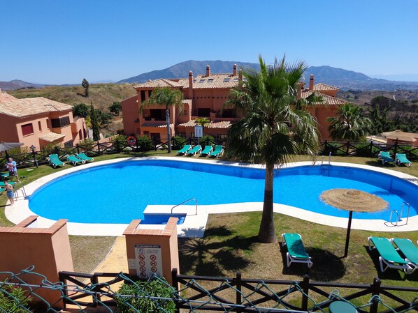 Una piscina al aire libre