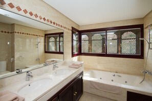Ensemble baignoire-douche, séchoir à cheveux, bidet, serviettes fournies