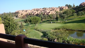 Ein Golfplatz mit Blick auf eine Wohngegend im Hintergrund.