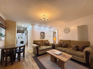 Televisio, DVD-soitin, kirjoja, stereot