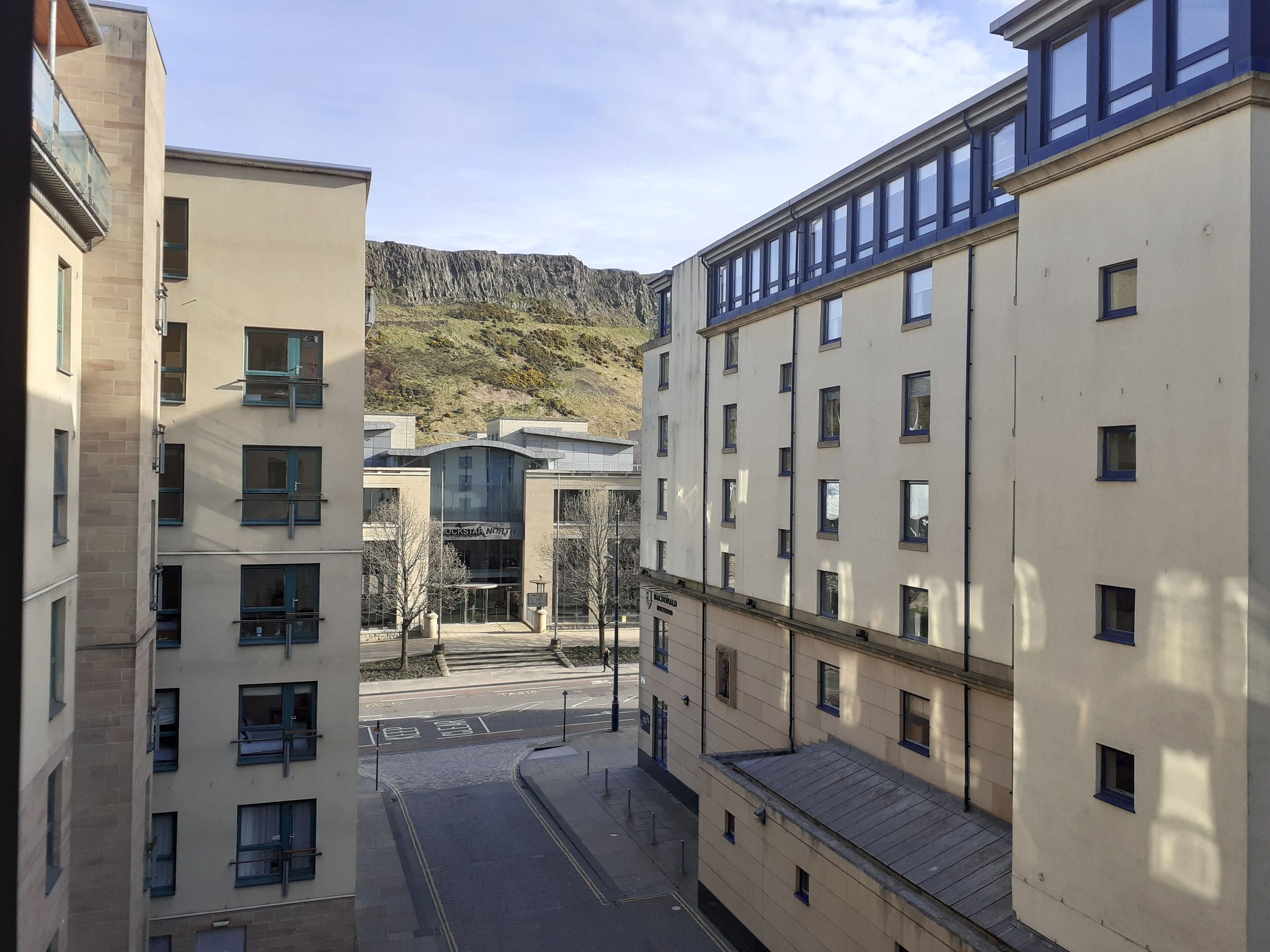Un edificio a più piani con facciata lineare, ampie finestre e un ingresso ben visibile.