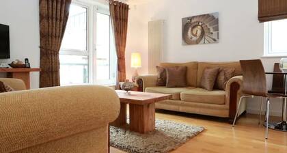 The Park - Holyrood Road Apartment with free parking and lift access