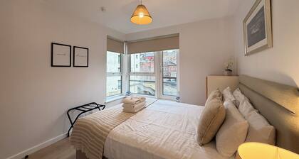 Holyrood Apartment with parking & lift access