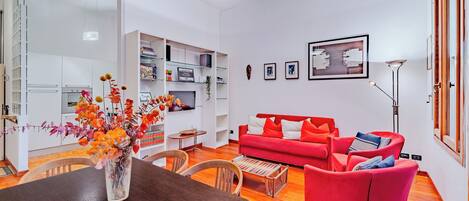 TV, DVD-spiller, bøker og stereoanlegg