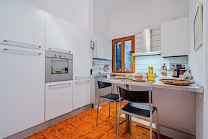 冷蔵庫、オーブン、コンロ、食器洗い機